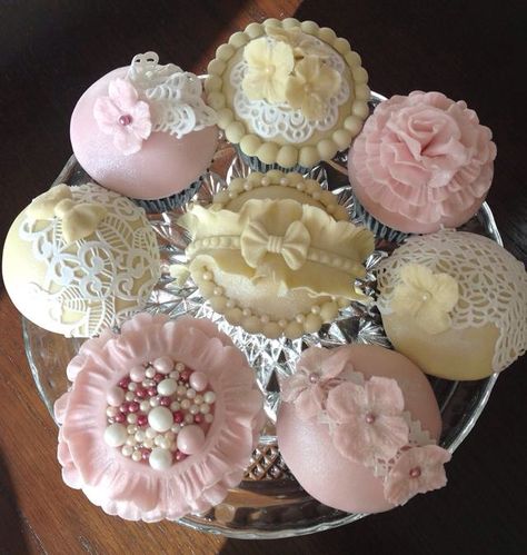 Pretty Cupcakes Aesthetic, Boujee Cupcakes, Lambeth Cupcakes, Vintage Style Cupcakes, Cupcakes Cute, Lambeth Style Cupcakes, Rich Wedding, Royalty Core, Fancy Cupcakes