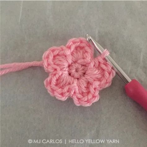 Simple Crochet Flower, Crochet Small Flower, Crochet Rose Pattern, Crochet Flowers Easy, 4mm Crochet Hook, Crochet Flowers Free Pattern, Crocheted Flowers, Simple Crochet, Petal Flower