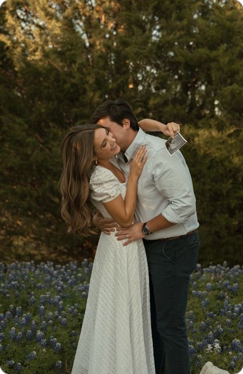 Pregnancy announcement photoshoot inspiration baby announcement photoshoot inspiration 2023 Self Maternity Shoot, Subtle Maternity Photos, Maternity Announcement Photos, Couple Announcement Photos, Couple Photoshoot Pregnancy, Michelle Reed Gauthier, Backyard Pregnancy Announcement, Baby Reveal Photoshoot Ideas, Fall Pregnancy Photoshoot Announcement