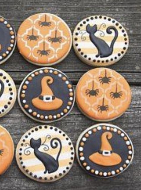 Halloween Sugar Cookies Decorated, Sunflower Cookies, Flower Sugar Cookies, Halloween Cookies Decorated, Halloween Sugar Cookies, Holiday Sweets, Halloween Baking, Halloween Favors, Chic Halloween