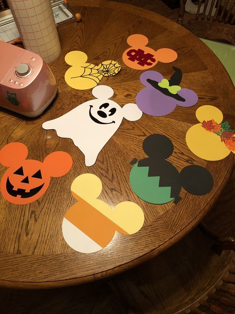 Disney Halloween Porch Decorations, Halloween Disney Window Decorations, Disney Halloween Classroom Decorations, Mickey Mouse Halloween Bulletin Board, Disney Halloween Activities, Halloween Disney Crafts, Mickey Mouse Halloween Door Decoration, Fall Disney Door Decorations Classroom, Cute Easy Halloween Crafts