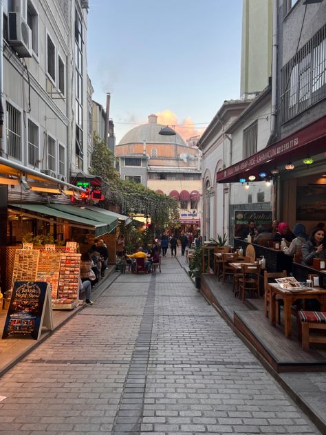 Turkey Street Food, Turkey Streets, Deli Turkey, Street Market, Pretty Places, Street Food, Summer Vibes, Istanbul, Bucket List