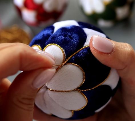 Directions To Make DIY Royal Velvet Christmas Balls Fabric Polystyrene Baubles, Velvet Christmas Balls, Velvet Christmas Balls Diy, Diy Satin Christmas Ornaments, Velvet Baubles Diy, Styrofoam Ball Crafts Diy, Christmas Fabric Ornaments Diy, How To Make Velvet Ornaments, Velvet Christmas Ornaments Diy