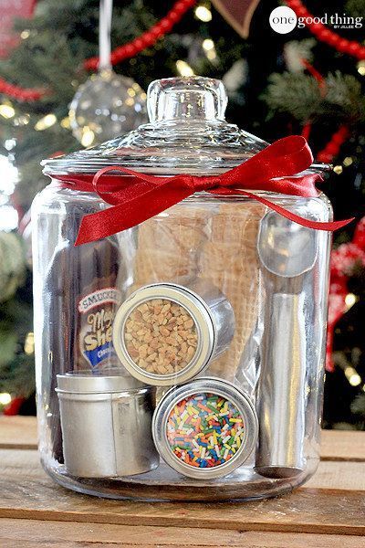 Ice Cream Gift Basket, Homemade Christmas Gift Baskets, Diy Christmas Gift Basket Ideas, Easy Diy Christmas Gift, Diy Christmas Baskets, Mason Jar Gifts Diy, Ice Cream Gift, Christmas Gift Baskets Diy, Teen Christmas Gifts