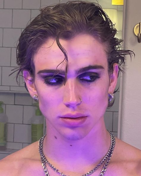 † (@vinniehacker) posted on Instagram: “okay” • Mar 5, 2021 at 7:53pm UTC Make Up Yeux, Outfit Rosa, Vampire Makeup, Hacker Aesthetic, Vinnie Hacker, Male Makeup, Goth Makeup, Clipuri Video, Makeup Inspo