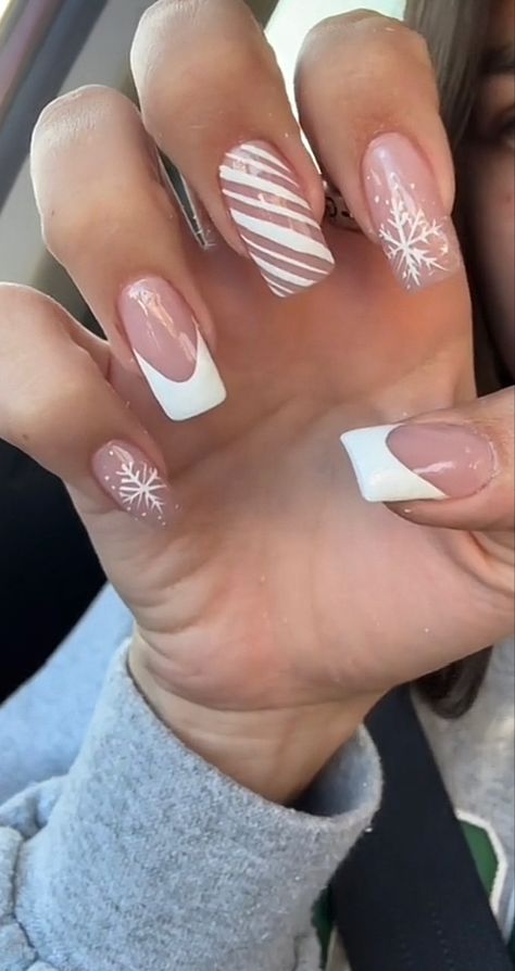 White Base Christmas Nails, Cute Nails For December, Simple Christmas Nails French Tips, Preppy Winter Nails, Y2k Winter Nails, Chrimbo Nails, French Nails With Snowflake, Squoval Christmas Nails, Christmas Nails Medium Length