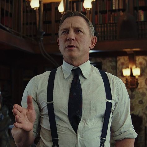 Knives Out Benoit Blanc, Benoit Blanc Outfit, Daniel Craig Knives Out, Benoit Blanc Aesthetic, Detective Suit, Knives Out Aesthetic, Thumbnail Material, Knives Out, Daniel Craig Style