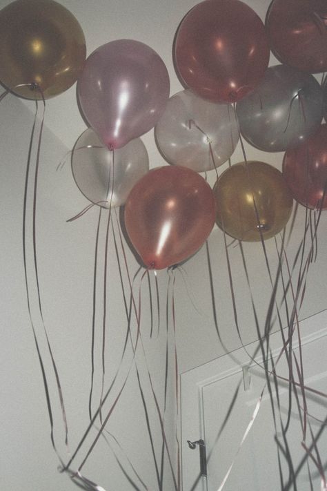 Aesthetic Birthday Pictures, Creative Birthday Photoshoot, Glamour Birthday, Wallpaper Birthday, Glamour Aesthetic, My 25th Birthday, Kartu Ulang Tahun Diy, Birthday Balloons Pictures, Aesthetic Birthday