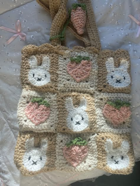 Cute Bags Crochet, Miffy Granny Square Pattern, Rabbit Granny Square, Cute Pink Crochet Ideas, Miffy Crochet Bag, Bunny Crochet Bag, Miffy Granny Square, Cute Crochet Bag Ideas, Matching Crochet Ideas