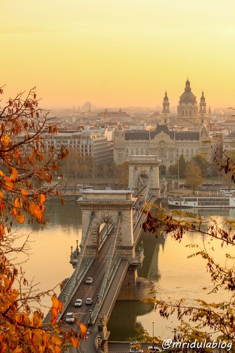 A beautiful view of the Chain Bridge in Budapest, Hungary Budapest Chain Bridge, Chain Bridge Budapest, Budapest Bridge, Budapest City, Buda Castle, Some Beautiful Pictures, Travel History, Houses Of Parliament, Visual Board