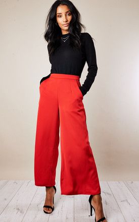 Red Wide Leg Cropped Pants Outfit, Red Trouser Outfit Women, Red Culottes Outfit, Culottes Outfit Work, Red Trousers Outfit, Red Culottes, Hot Mom Outfits, Red Wide Leg Trousers, Cropped Pants Outfit