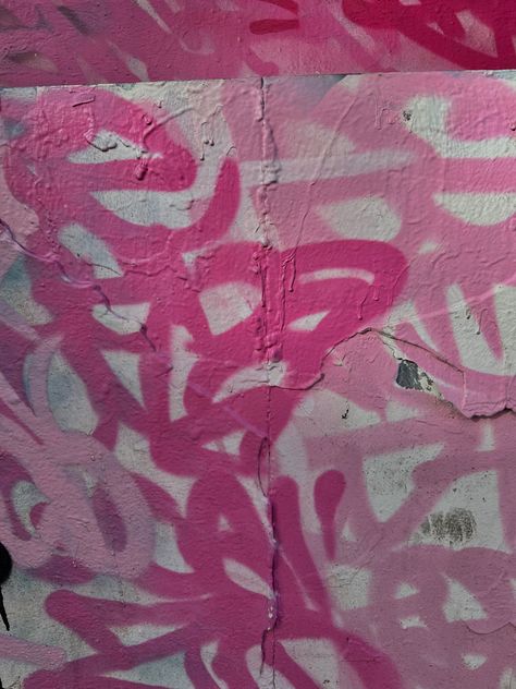 Pink Grafitti Wallpaper, Pink And Grey Posters, Pink Graffiti Wall, Pink Street Aesthetic, Pink Grudge Aesthetics, Feminine Graffiti, Pink Graffiti Wallpaper, Pink Graffiti Aesthetic, Hiphop Background