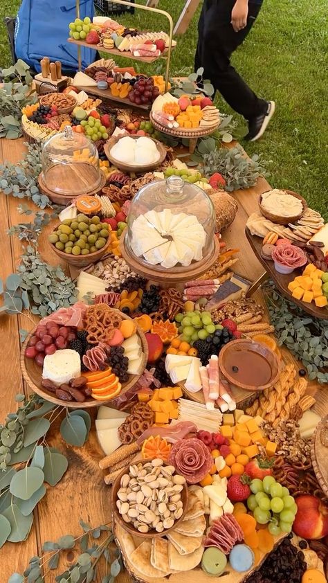 Wedding Grazing Table, Charcuterie Board Wedding, Cheese Table, Garlic Cream Sauce, Creamy Garlic Sauce, Party Food Buffet, Charcuterie Inspiration, Wedding Buffet, Reception Food