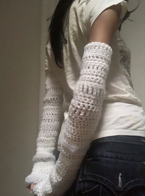 White Arm Warmers Outfit, Arm Warmers Aesthetic, Style Arm Warmers, Apocalyptic Accessories, Arm Warmers Crochet, Arm Warmers Outfit, Crochet Arm Warmers, Long Outfit, Y2k Clothing