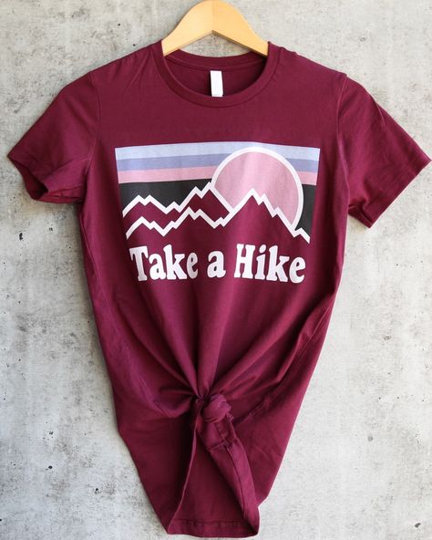 Wander Outfit, Climbing Outfit Woman, Climbing Outfits, Summer Hiking Outfit, Hiking Tshirt, Hiking Shirt, Take A Hike, Outfit Jeans, Hiking Shirts