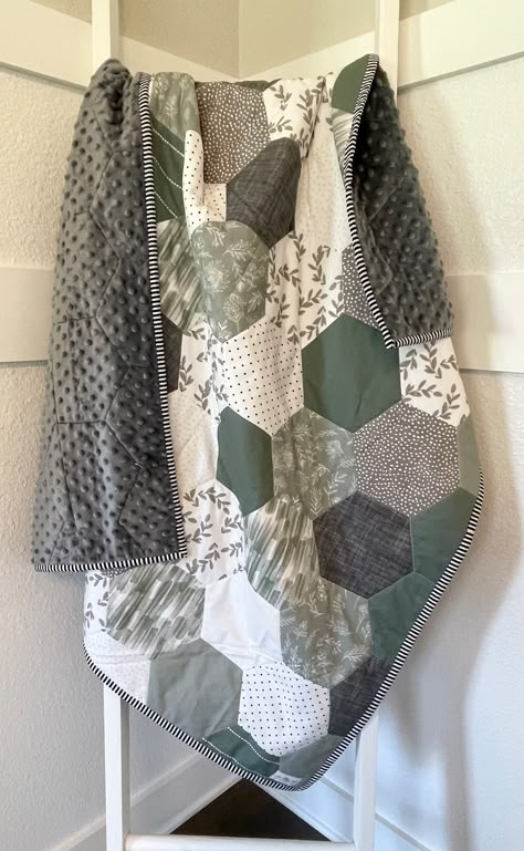 Soft Simple Baby / Toddler Quilt Green and Gray / Hexagon Baby - Etsy Toddler Bed Quilt, Quilt Green, Neutral Baby Quilt, Christian Nursery Decor, Neutral Quilt, Baby Boy Quilt, Christian Nursery, Nursery Quilt, Whole Cloth Quilts