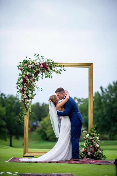 Picture Frame Wedding Arch, Green Wedding Invitations Diy, Emerald Green Wedding Theme Decor, Green Wedding Theme, Emerald Green Wedding Theme, Green Wedding Decorations, Columbia Country, Wedding Platform, Emerald Green Wedding