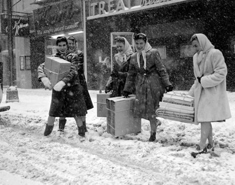 Shopping In New York, Vintage Christmas Photos, Christmas Past, Christmas Memory, Vintage Holiday, Christmas Pictures, Vintage Photographs, Daily News, Retro Christmas