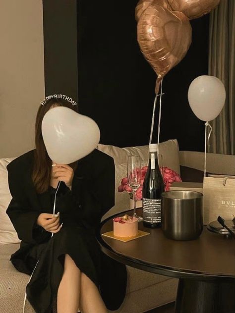 Brown Aesthetic Birthday Party, Birthday Photoshoot Ideas Korean, Birthday Aesthetic Photo Ideas, Tumblr Birthday, Birthday Aesthetics, 19 Birthday, Birthday Party At Home, Birthday Dress Women, Cute Birthday Pictures