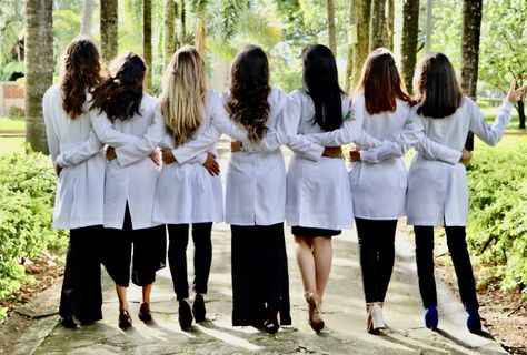 Pharmacy Photography, Group Graduation Pictures, Funny Group Photos, Pinning Ceremony Nurse, Grad Picture Ideas, White Coat Ceremony, Kedokteran Gigi, Dr World