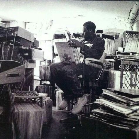 Pete Rock crate digging. Crate Digging, Pete Rock, Funk Music, Real Hip Hop, Music Producers, Record Collection, Soul Music, Sound Design, Indie Rock