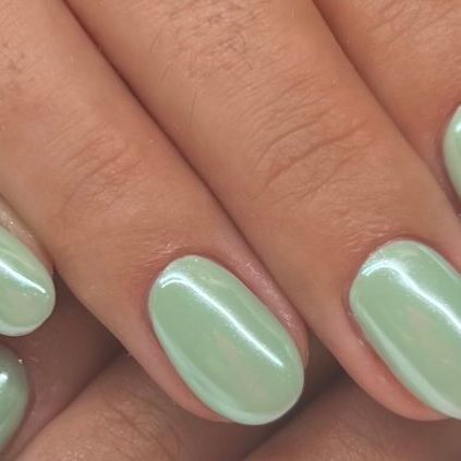 Pretty Gel Nail Ideas, Pearl Green Nails, Mint Green Chrome Nails, Green Glazed Nails, Mint Chrome Nails, Sage Green Chrome Nails, Light Green Chrome Nails, Nail Doodles, Mint Green Nail Polish