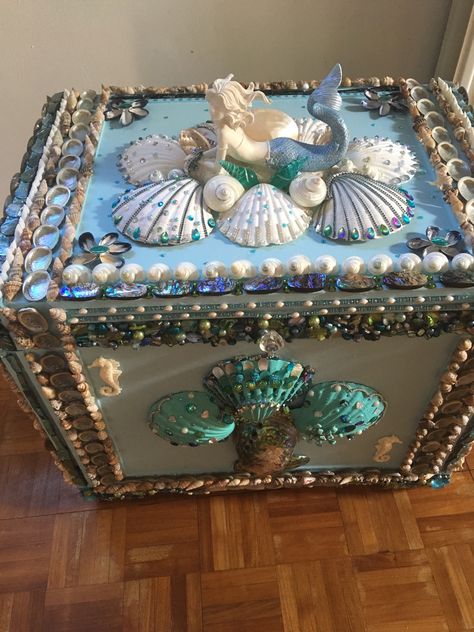 Seashell Arrangements, Mermaid Chest, Mermaid Treasure Chest, Custard Biscuits, Wooden Box Diy, Mermaid Toys, Mermaid Theme Birthday Party, Treasure Chests, Mixed Media Art Projects