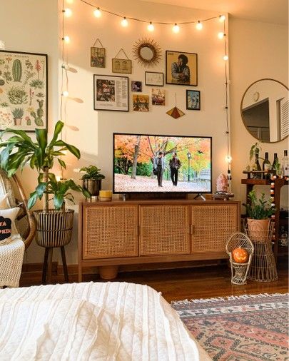 Sitting Room In Bedroom, Dorm Things, College Living Rooms, College House, Room Vibes, Decor Ideas Bedroom, 70s Decor, College Apartment Decor, Rental House