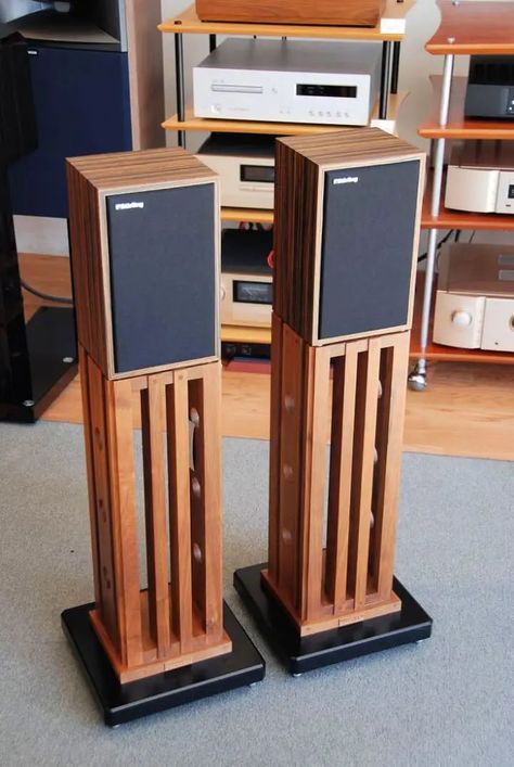 Diy Bookshelf Speakers, Wooden Speaker Stands, Speaker Stands Diy, Hifi Furniture, Wood Speakers, Wooden Speakers, Wood Railing, Diy Speakers, Diy Tv