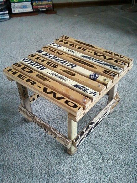 The hockey fan in me loves this. If I had a source for broken/old sticks, I would definitely try this project. Hockey Stick Furniture, Hockey Stick Crafts, Hockey Man Cave, Hockey Diy, Hockey Crafts, Hockey Bedroom, Hockey Decor, Hockey Room, Sticks Furniture