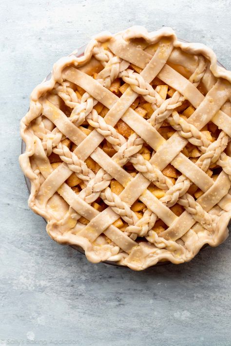 Braided Pie Crust, Pretty Pie Crust, Fancy Pie Crust, Pie Crust Art, Beautiful Pie Crusts, Pie Board, Lattice Pie Crust, Crust Designs, Healthy Apple Pie