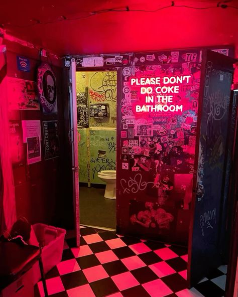 Chaotic Interior Design, Grafitti Bathroom Ideas, Punk Venue Bathroom, Cool Bar Bathrooms, Punk Rock Decor, Rock Star Room Aesthetic, Dive Bar Bathroom Aesthetic, Rockstar Apartment, Night Club Bathroom