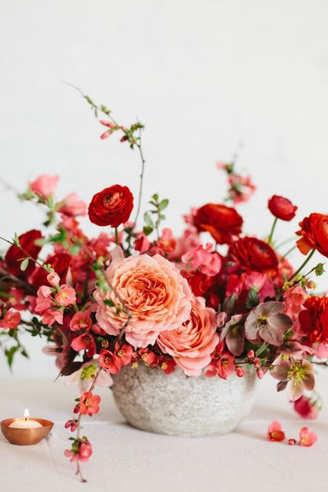 Are you looking for floral table centerpiece ideas to decorate your home? Here are 35 beautiful floral centerpiece for your inspiration. #tablecenterpiece #homedecoration #homedecor #centerpiecesideas Centerpieces Ideas, Diy Arrangements, Floral Table, Beautiful Flower Arrangements, Deco Floral, Flower Ideas, Arte Floral, Pink And Red, Floral Centerpieces