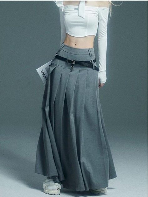 Accentuate Waist Outfits, Grey Long Skirt Outfit, Long Pleated Skirt Outfit, Grey Skirt Outfit, Long Skirt Outfit Ideas, Grey Long Skirt, Skirt Over Pants, Long Grey Skirt, Pleated Skirt Long