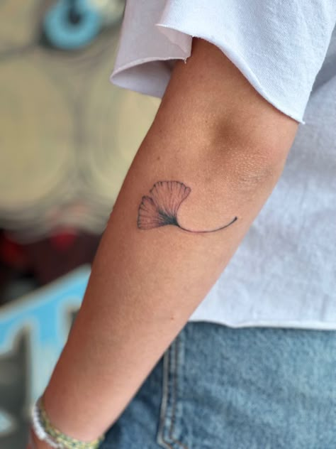 Ginkgo Leaf Tattoo, Connecting Tattoos, Black Ink Tattoo, Thistle Tattoo, Leaf Tattoo, Botanical Tattoo, Discreet Tattoos, Tattoo Feminina, Subtle Tattoos