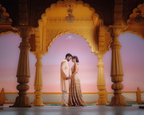 PRE-WEDDING / SETS IN THE CITY / PRE-WEDDING POSES Udaipur Pre Wedding, Studio Couple Poses, Pre Wedding Dresses, Prewedding Photoshoot Ideas, Couple Stills, Pre Wedding Pose, Travel Poses, Pre Shoot, Pre Wedding Ideas