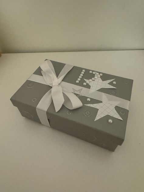 birthday gift wrap wrapping inspo inspiration star box packaging ideas coquette minimal aesthetix Coquette Gift Wrapping, Box Packaging Ideas, Eid Boxes, Birthday Gift Wrap, Star Box, Packaging Ideas, Box Packaging, Gift Wrap, Birthday Gift