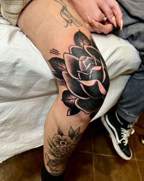 Leg sleeve, black wnd grey rose tattoo Knee Rose Tattoo Men, Black Rose Knee Tattoo, Trad Knee Tattoo, Full Leg Tattoos, Knee Tattoo, Grey Roses, Leg Sleeves, Rose Tattoo, Black Rose