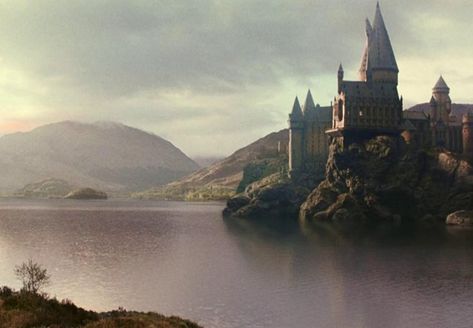 Hogwarts Lake, Hogwarts Grounds, Hp Shifting, Harry Potter Script, Hogwarts Shifting, Drawn Characters, Anime Sasuke, Gryffindor Aesthetic, Harry Potter Wall