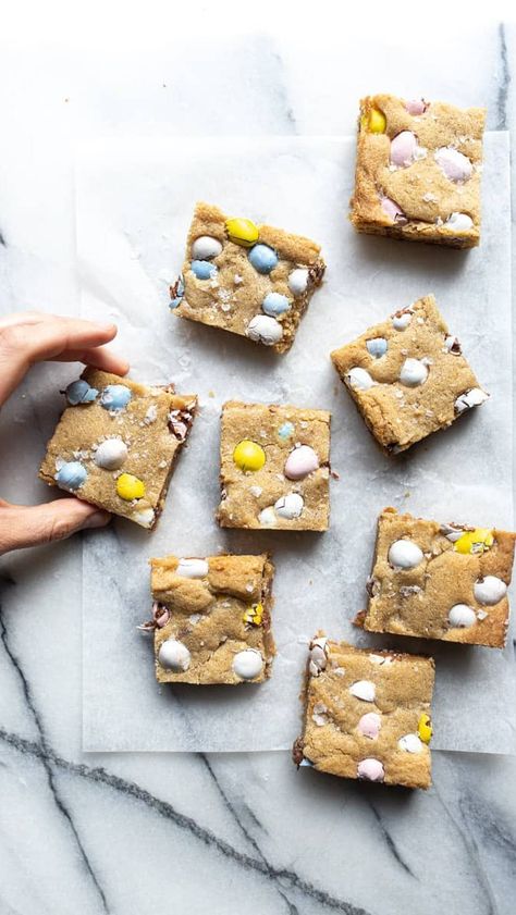 FEMALE FOODIE on Instagram: “CADBURY MINI EGG BLONDIES 🌷🐣 INGREDIENTS 1 9-oz. package Cadbury Mini Eggs 1 cup unsalted butter (2 sticks) 3/4 cup brown sugar…” Mini Egg Blondies, Cadbury Mini Egg Cookies, M And Ms, Female Foodie, Cadbury Mini Eggs, Mini Eggs Cookies, Cadbury Eggs, No Egg Desserts, Easter Egg Cookies