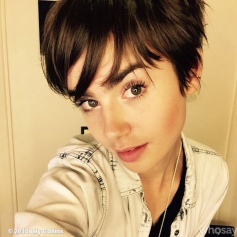 Lily is beautiful! Lily Collins Pixie, Pixie Fashion, Lily Collins Short Hair, Lily Collins Hair, Short Hair Pixie, Lily Collins Style, Pixie Haircut For Thick Hair, Hair Pixie, Lily Collins