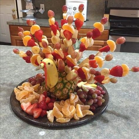 Creative Thanksgiving Recipes, Turkey Fruit Platter, Thanksgiving Food Crafts, Fruit Turkey, Thanksgiving Platter, Thanksgiving Fruit, Holiday Fruit, Thanksgiving Snacks, Thanksgiving Food Sides