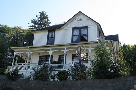 "The Goonies House" in Astoria, Oregon- Yes, a Goonies Pilgrimage will be included in our honeymoon. Oregon Houses, Goonies House, Movie Houses, Oregon Trip, Oregon House, Astoria Oregon, Columbia Gorge, Oregon Beaches, The Goonies