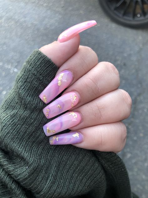 Acrylic Nails With Gold Flakes, Marble Lavender Nails, Lilac And White Marble Nails, Nails Marble Purple, Marble Purple Nails, Pastel Purple Marble Nails, Purple Marble Nails With Glitter, Acrylic Nails With Gold, Marble Nail Art Designs