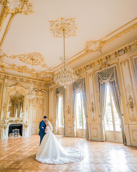 Hotel Shangrila Paris golden wedding room Wedding Venues Ballroom, Shangrila Hotel, Versailles Wedding, Glamorous Wedding Venue, Wedding Pictures Beach, Paris Wedding Venue, Royal Wedding Themes, Wedding Dress Long Train, Shangri La Paris