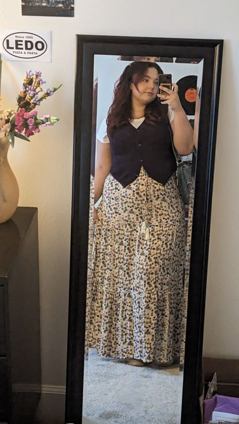 Style Maxi Skirt Fall, Maxi Skirts Plus Size Outfit, Plus Size Converse Outfit Fall, Floral Skirt Work Outfit, Maxi Skirt And Sweater Outfit Plus Size, Plus Vest Outfits, Cider Outfits Plus Size, Autumn Fits Plus Size, Midsize Floral Dress