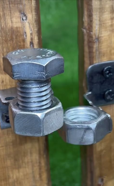 Diy Door Latch Ideas, Gate Locks Outdoor, Mechanism Design Ideas, Window Coverings Diy, Modern Steel Gate Design, Diy Lock, Diy Sliding Door, Steel Gate Design, Gate Locks