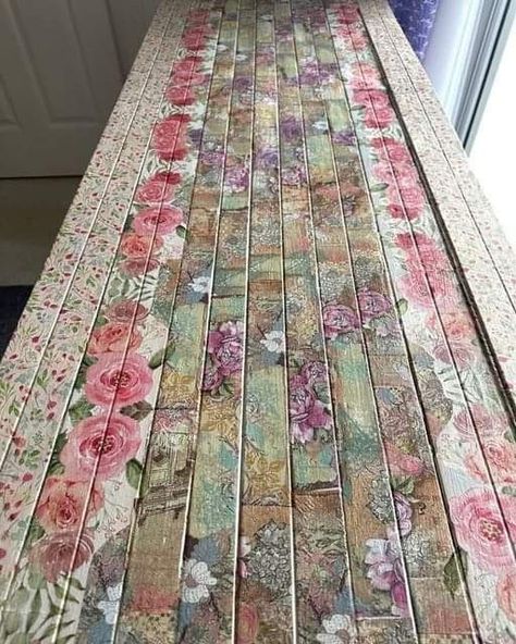 Modge Podge Wallpaper, Decoupage Table Top Ideas, Decoupage Table Top, Modge Podge Table, Cottage Floors, Chic Flooring, Shabby Chic Flooring, Wallpaper Table, Decoupage Table