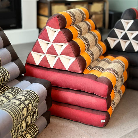 Enter the world of relaxation and comfort with our triangular Thai kapok cushions! Made from high-quality materials and filled with natural kapok, these cushions are designed to offer unequalled relaxation. Floor Mattress, Traditional Cushions, Mattress On Floor, Thai Massage, Ways To Relax, Floor Cushions, Floor Mat, Natural Fibers, Floor Mats