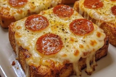 Garlic Bread Pizza Texas Toast Air Fryer, Texas Toast Pizza Air Fryer, Air Fryer Pizza Toast, Garlic Bread Pizza Texas Toast, Texas Toast Pizza, Toast Garlic Bread, Pizza In The Air Fryer, Pizza Type Recipes, Texas Toast Garlic Bread